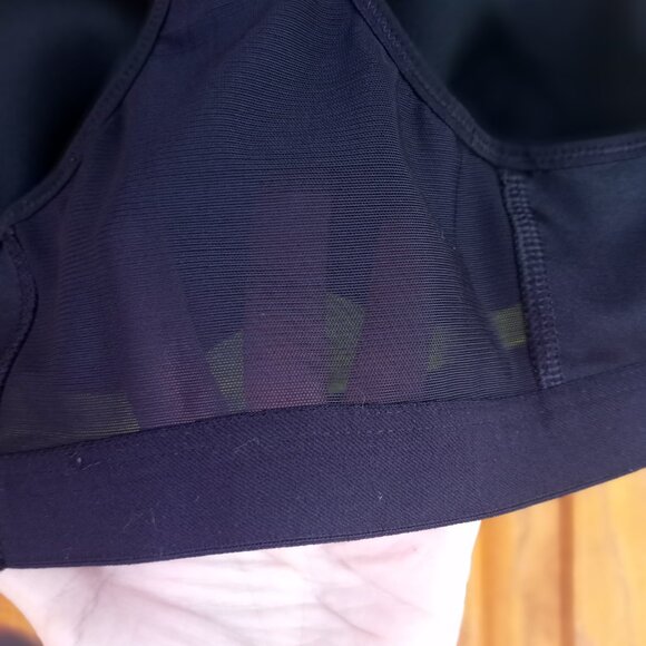 Classic black Nike sports bra - Picture 10 of 11